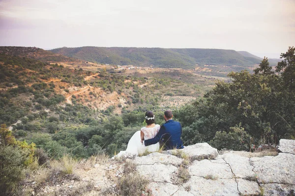 Gelin ve damat parkta kucaklayan