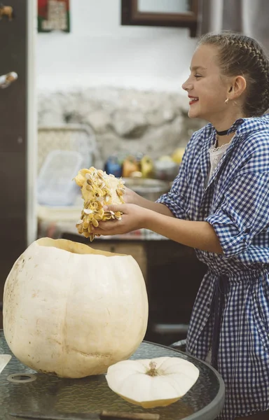 Menina esculpindo abóbora Halloween ao ar livre . — Fotografia de Stock