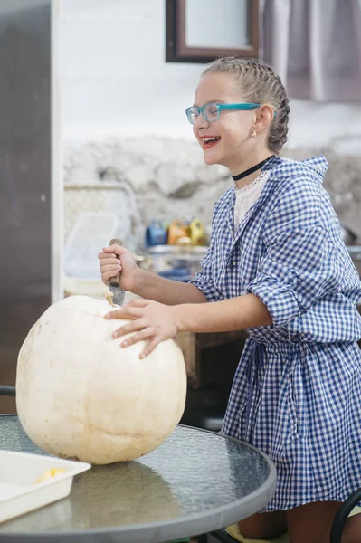 Küçük kız Cadılar Bayramı Balkabağı açık havada oyma.
