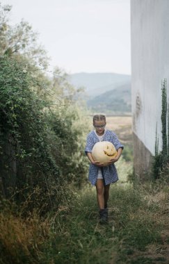 Açık kabak ile küçük kız