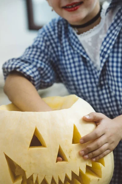 Menina esculpindo abóbora Halloween ao ar livre . — Fotografia de Stock