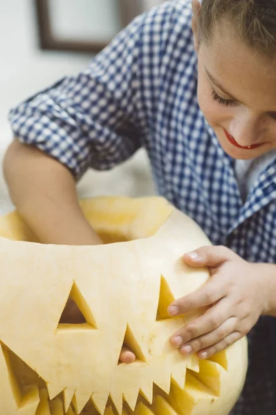 Menina esculpindo abóbora Halloween ao ar livre . — Fotografia de Stock