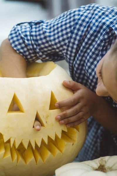 Little girl carving Halloween pumpkin outdoors. — Stock Photo, Image