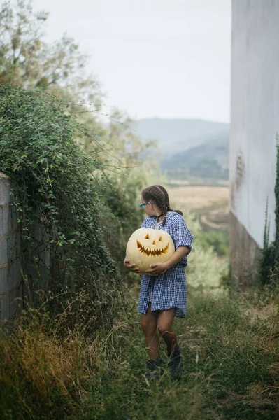 Açık kabak ile küçük kız