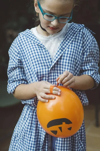 Menina com balão de abóbora desenhada — Fotografia de Stock