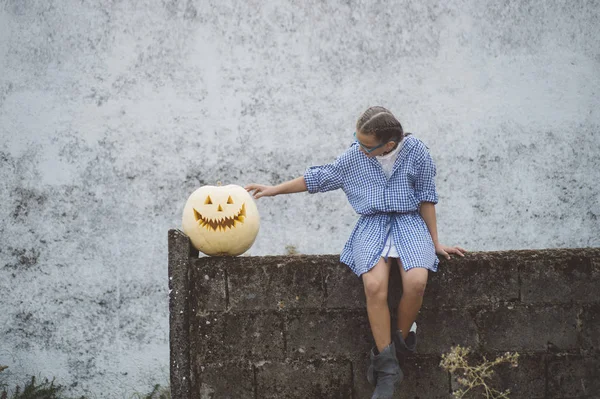 Menina com a abóbora ao ar livre — Fotografia de Stock