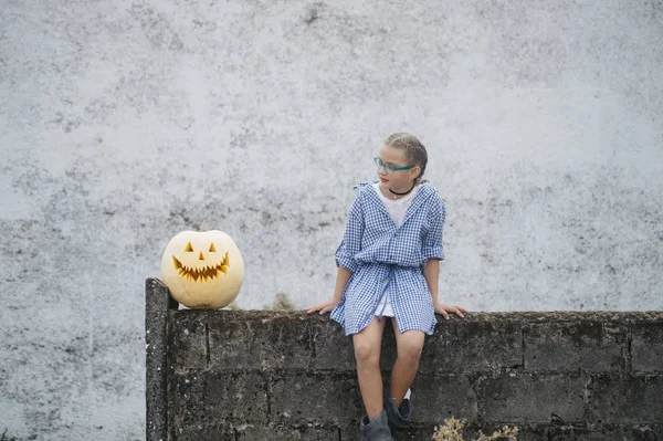 Menina com a abóbora ao ar livre — Fotografia de Stock