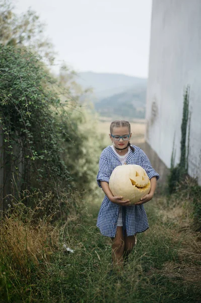 Açık kabak ile küçük kız