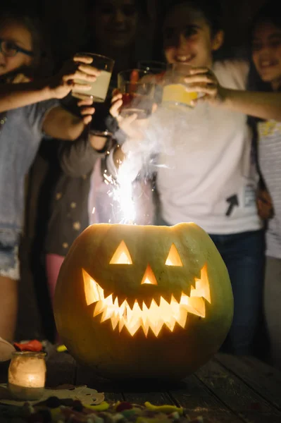 Grupo de amigos na festa com abóbora, doces e dri macio — Fotografia de Stock