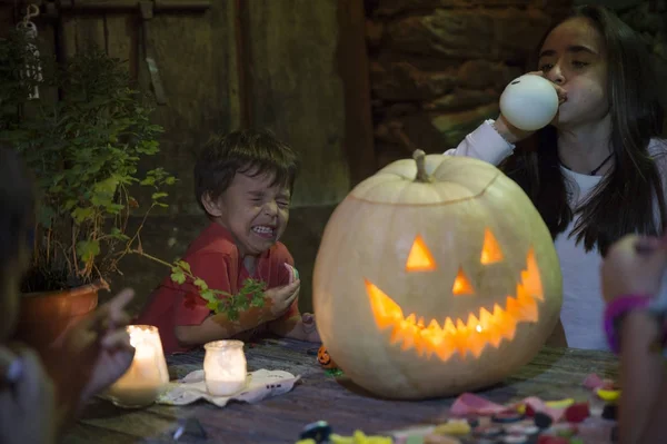 As crianças pegam doces junto com a abóbora, halloween — Fotografia de Stock
