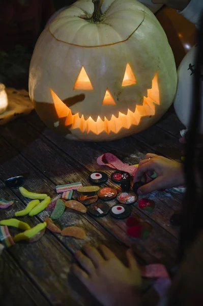 As crianças pegam doces junto com a abóbora, halloween — Fotografia de Stock