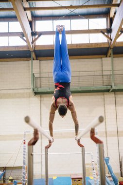 Erkek jimnastikçi gerçekleştiren jimnastik halkaları