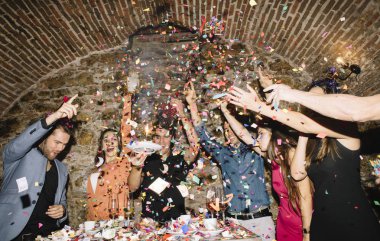 Arkadaşlar gece büyük bir parti yapma. 