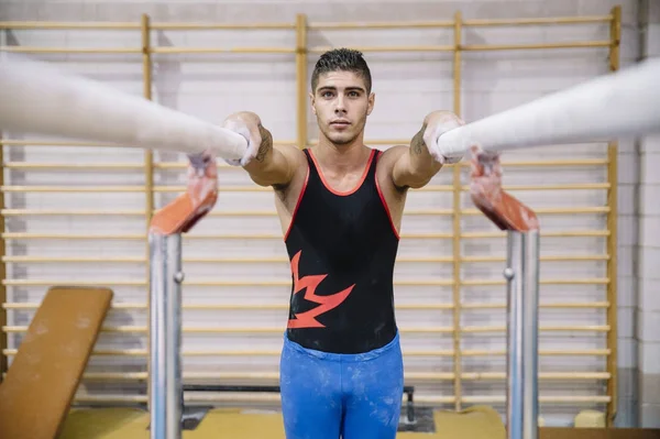 Mannelijke Turner uitvoeren op gymnastiek ringen — Stockfoto