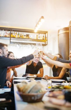 Arkadaş grubu yemek zevk. 