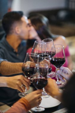 şarap ile toasting arkadaşlar