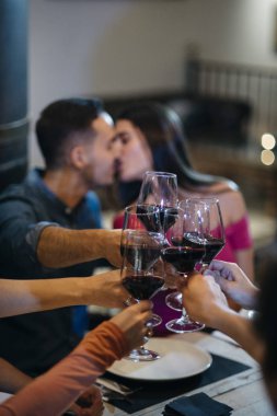 şarap ile toasting arkadaşlar
