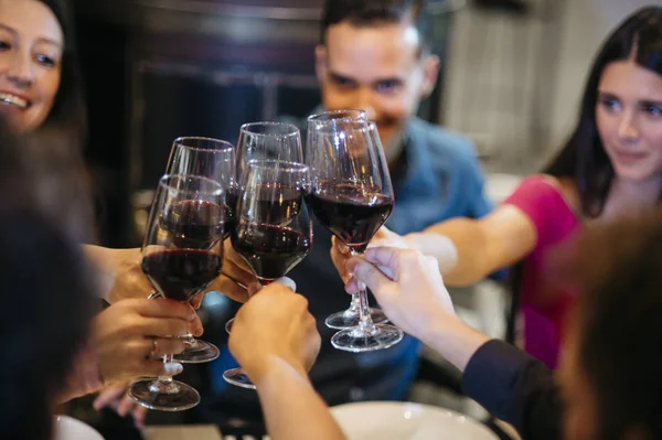 Şarap ile toasting arkadaşlar — Stok fotoğraf