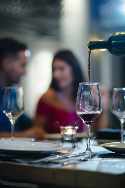 Servir vino en la mesa con copa — Foto de Stock