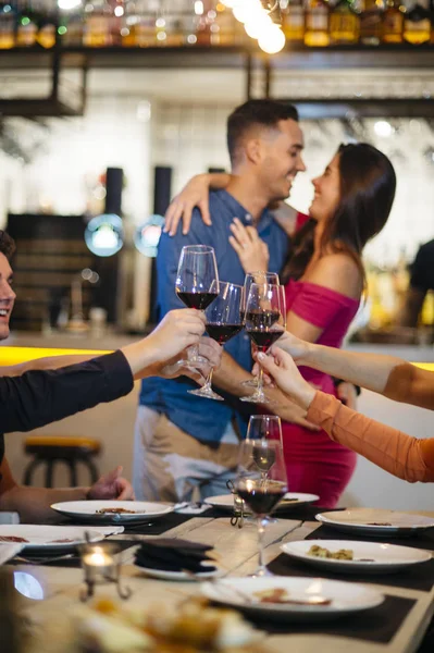 Şarap ve kaç aşk içinde toasting arkadaşlar — Stok fotoğraf