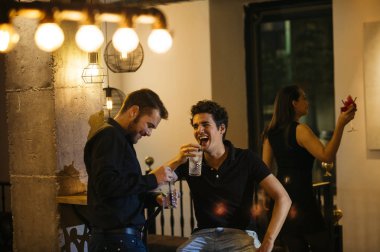 Arkadaş bir gece kulübünde eğleniyor