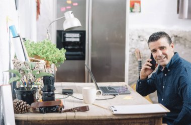 Alan evde çalışan adam