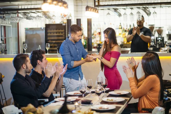 Restoran teklifinde soran bir adamla evlenmek onun mutlu — Stok fotoğraf