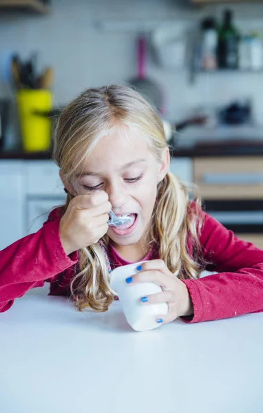 小女孩吃健康酸奶早餐 — 图库照片
