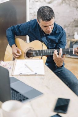 adam gitar ile müzik eğitimi