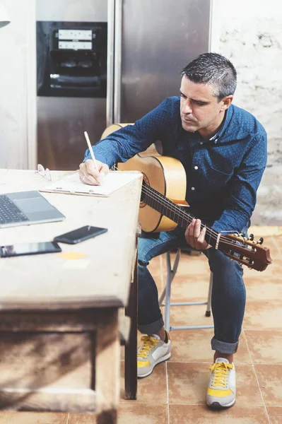 Adam gitar ile müzik eğitimi — Stok fotoğraf