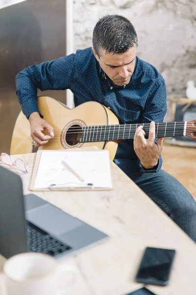 Hombre que estudió música con guitarra —  Fotos de Stock