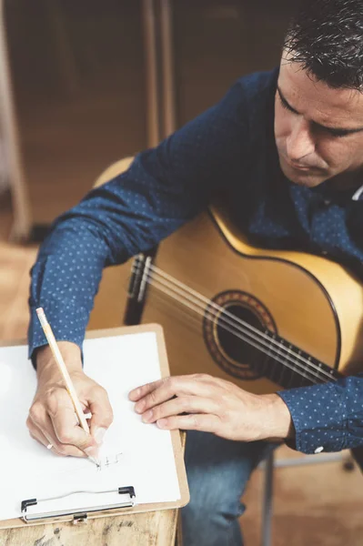 Adam gitar ile müzik eğitimi — Stok fotoğraf