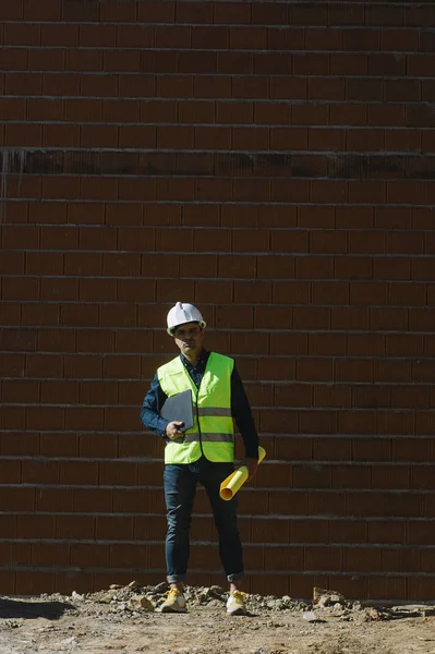 Inspector de Edificios Mirando Nueva Propiedad — Foto de Stock