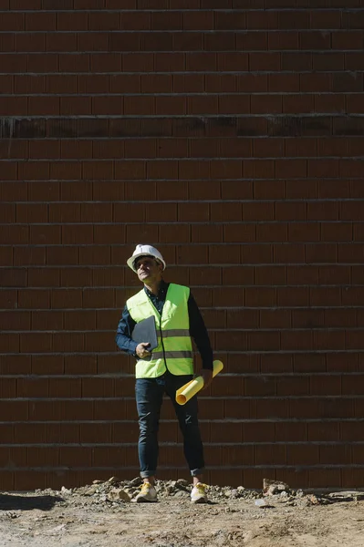 Inspector de Edificios Mirando Nueva Propiedad — Foto de Stock