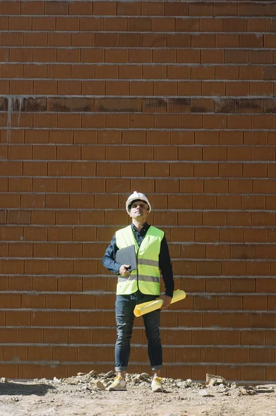 Inspector de Edificios Mirando Nueva Propiedad — Foto de Stock