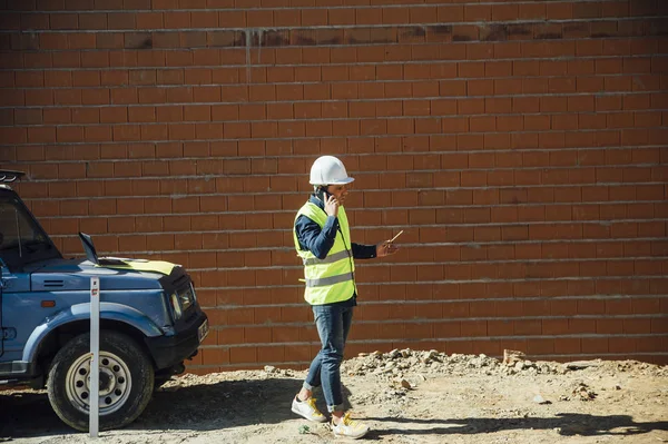 Inspector de Edificios Mirando Nueva Propiedad — Foto de Stock