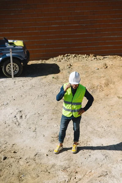 Inspector de Edificios Mirando Nueva Propiedad — Foto de Stock