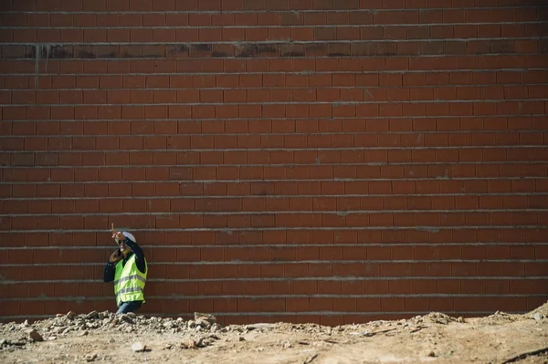 Inspector de Edificios Mirando Nueva Propiedad — Foto de Stock