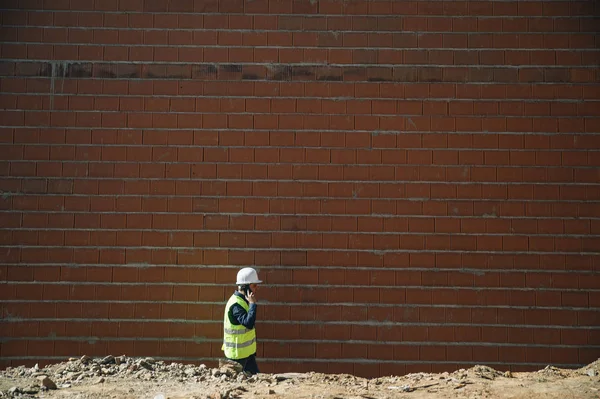 Inspector de Edificios Mirando Nueva Propiedad — Foto de Stock