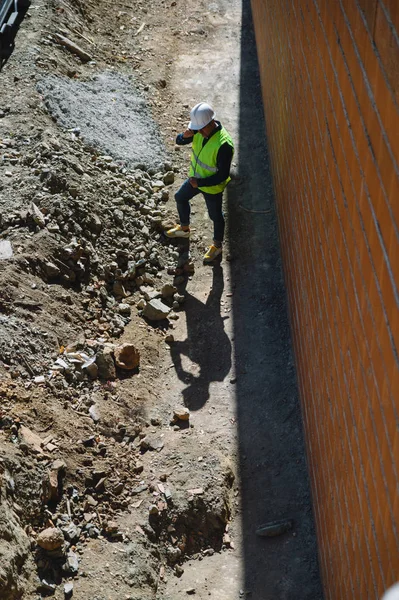 Inspector de Edificios Mirando Nueva Propiedad — Foto de Stock