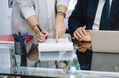 ofis masaları ile akıllı telefon ve dizüstü bilgisayar üzerindeki iş belgeler