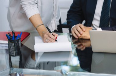 ofis masaları ile akıllı telefon ve dizüstü bilgisayar üzerindeki iş belgeler