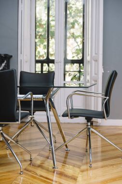 Toplantı Salonu, windows ve sandalyeler