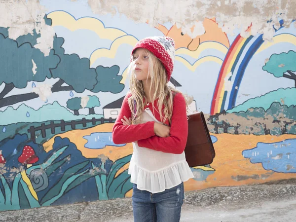 Niña rubia con gorra lista para ir a la escuela . — Foto de Stock