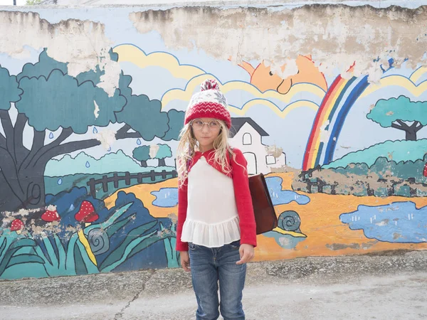 Niña rubia con gorra lista para ir a la escuela . — Foto de Stock