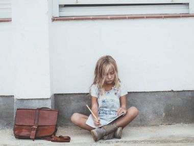 üzgün küçük kız ağlıyor