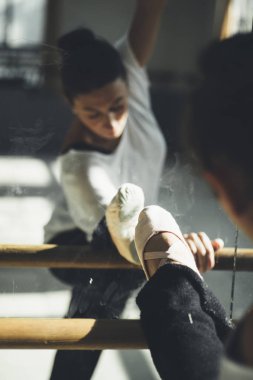 Bale dansçısı kadın esneklik egzersizleri yapın