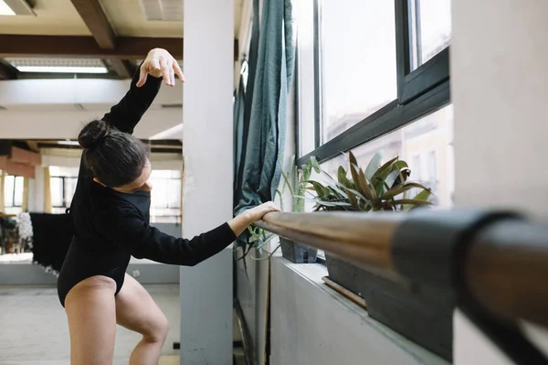 Bailarina de ballet practicando en interiores . — Foto de Stock