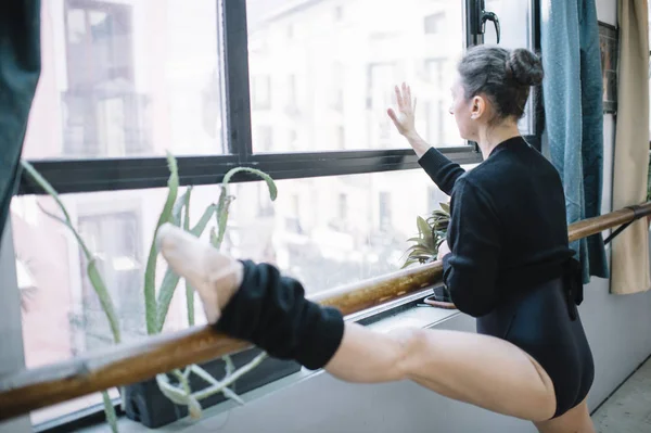 Bailarina de ballet practicando en interiores . — Foto de Stock