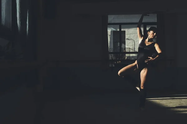 Bailarina de ballet practicando en interiores . — Foto de Stock